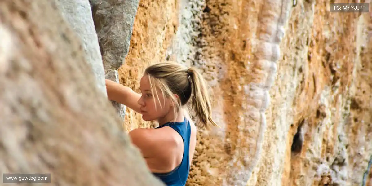 📱实时弹幕，全球球迷在线狂欢！💬